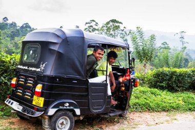 ELLA, SRI LANKA - Marş. 16: Sri Lankalı geleneksel taksi işçisi - tuc-tuc 16 Mart 2013 'te Ella' da. Tuc-tuc, Sri Lanka 'daki en popüler ulaşım araçlarından biri..