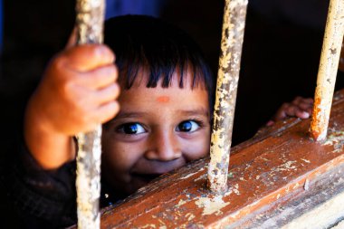 SRI LANKA - 18 Mart: Dambethanna 'da etnik kökenli çocuklar. Dambethanna anaokulu ve okul, 18 Mart 2013 'te Dambethanna, Sri Lanka' da birçok turistin ziyarete geldiği Lipton Fabrikasının yanında.