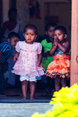 SRI LANKA - 18 Mart: Dambethanna 'da etnik kökenli çocuklar. Dambethanna anaokulu ve okul, 18 Mart 2013 'te Dambethanna, Sri Lanka' da birçok turistin ziyarete geldiği Lipton Fabrikasının yanında.