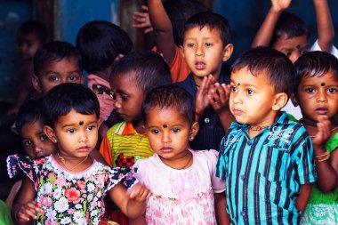 SRI LANKA - 18 Mart: Dambethanna 'da etnik kökenli çocuklar. Dambethanna anaokulu ve okul, 18 Mart 2013 'te Dambethanna, Sri Lanka' da birçok turistin ziyarete geldiği Lipton Fabrikasının yanında.