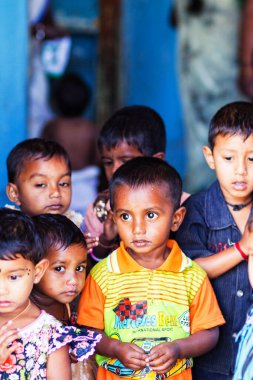 SRI LANKA - 18 Mart: Dambethanna 'da etnik kökenli çocuklar. Dambethanna anaokulu ve okul, 18 Mart 2013 'te Dambethanna, Sri Lanka' da birçok turistin ziyarete geldiği Lipton Fabrikasının yanında.