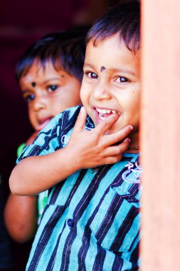 SRI LANKA - 18 Mart: Dambethanna 'da etnik kökenli çocuklar. Dambethanna anaokulu ve okul, 18 Mart 2013 'te Dambethanna, Sri Lanka' da birçok turistin ziyarete geldiği Lipton Fabrikasının yanında.