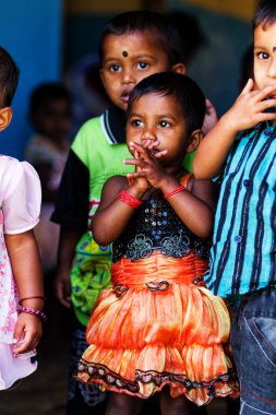 SRI LANKA - 18 Mart: Dambethanna 'da etnik kökenli çocuklar. Dambethanna anaokulu ve okul, 18 Mart 2013 'te Dambethanna, Sri Lanka' da birçok turistin ziyarete geldiği Lipton Fabrikasının yanında.