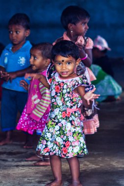 SRI LANKA - 18 Mart: Dambethanna 'da etnik kökenli çocuklar. Dambethanna anaokulu ve okul, 18 Mart 2013 'te Dambethanna, Sri Lanka' da birçok turistin ziyarete geldiği Lipton Fabrikasının yanında.