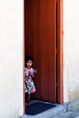 SRI LANKA - 18 Mart: Dambethanna 'da etnik kökenli çocuklar. Dambethanna anaokulu ve okul, 18 Mart 2013 'te Dambethanna, Sri Lanka' da birçok turistin ziyarete geldiği Lipton Fabrikasının yanında.
