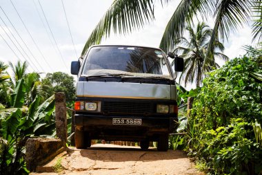 SINHARAJA yağmur ormanları, SRI LANKA - 9 MAR: Sinharaja Yağmur Ormanı 9 Mart 2013 tarihinde Sri Lanka 'daki en büyük doğal yağmur ormanıdır. Dar köprüden geçmek oraya gitmenin tek yolu.