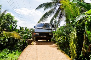 SINHARAJA yağmur ormanları, SRI LANKA - 9 MAR: Sinharaja Yağmur Ormanı 9 Mart 2013 tarihinde Sri Lanka 'daki en büyük doğal yağmur ormanıdır. Dar köprüden geçmek oraya gitmenin tek yolu.