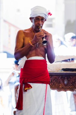 KANDY, SRI LANKA - 15 Mart 2013 'te Sri Lanka' da Diş Kalıntısı 'nda (Dalada Maligawa) sabah kutlaması. Binlerce dindar insan bu büyük Budist simgesini her gün ziyaret ediyor..