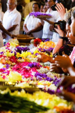 KANDY, SRI LANKA - 22 Mart 2013 tarihinde Kandy, Sri Lanka 'da Diş Tapınağı. Diş Tapınağı ana salonda Buda 'nın diş kalıntılarına ev sahipliği yapan bir Budist tapınağıdır..