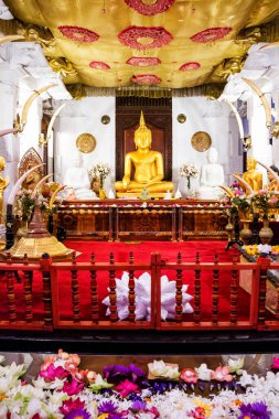 KANDY, SRI LANKA - 21 Mart 2013 'te Sri Lanka, Kandy' de Diş Tapınağı. Diş Tapınağı, Buda 'nın dişinin kalıntılarını barındıran bir Budist tapınağıdır..