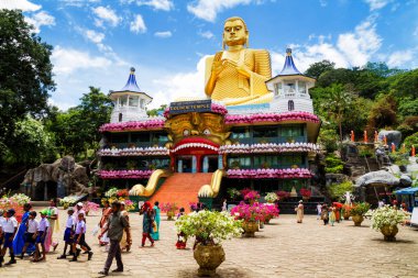 DAMBULLA, SRI LANKA - 20 Mart 2013 'te Dambulla, Sri Lanka' da Altın Tapınak. Tapınak UNESCO Dünya Mirası Alanı 'dır..