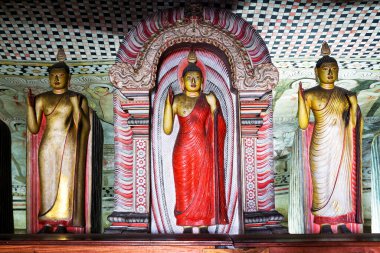 DAMBULLA, SRI LANKA - 22 Mart 2013 'te Dambulla, Sri Lanka' daki mağara tapınağı. Mağara tapınağında büyük bir kayanın altında MÖ 1. yüzyıla dayanan beş mağara var..