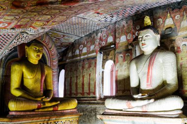 DAMBULLA, SRI LANKA - 19 Mart 2013 'te Sri Lanka, Dambulla' daki mağara tapınağı. Mağara tapınağında büyük bir kayanın altında MÖ 1. yüzyıla dayanan beş mağara var..