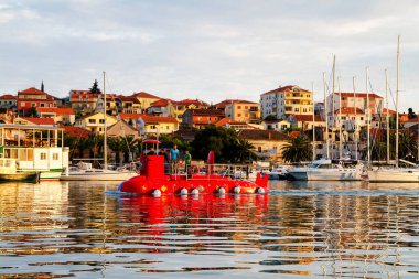 TROGIR, CROATIA - MAYIS 09: Eğlence denizaltısı 9 Mayıs 2013 'te Hırvatistan' ın Trogir kentinde dinlenen insanlarla iskele boyunca yelken açıyor. Trogir kasabası eski bir ortaçağ şehrine sahip UNESCO miras sitesi.