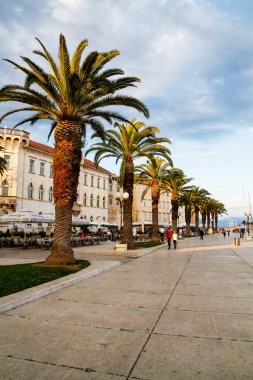 TROGIR, CROATIA - 10 Mayıs 2013 'te Hırvatistan' ın Trogir kentinde eski kenti ziyaret ettiler. UNESCO 'nun Dünya Mirasları Alanından Trogir, Hırvatistan' da en çok ziyaret edilen yerlerden biri..