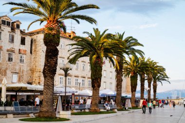 TROGIR, CROATIA - 10 Mayıs 2013 'te Hırvatistan' ın Trogir kentinde eski kenti ziyaret ettiler. UNESCO 'nun Dünya Mirasları Alanından Trogir, Hırvatistan' da en çok ziyaret edilen yerlerden biri..