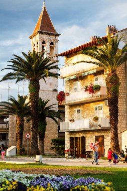 TROGIR, CROATIA - 10 Mayıs 2013 'te Hırvatistan' ın Trogir kentinde eski kenti ziyaret ettiler. UNESCO 'nun Dünya Mirasları Alanından Trogir, Hırvatistan' da en çok ziyaret edilen yerlerden biri..