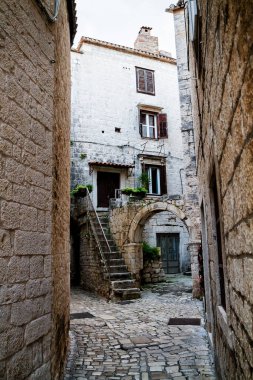 Hırvatistan 'ın Trogir kentinde merdivenleri olan bir avlu