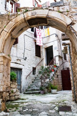 Hırvatistan 'ın Trogir kentinde merdivenleri olan bir avlu