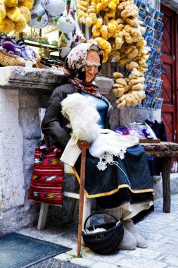 Mağazanın önünde balmumu heykel