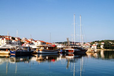 Güzel bir günde liman manzarası, Hırvatlar..