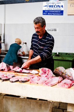 SPLIT, CROATIA - 10 Mayıs: Kimliği belirsiz bir adam 10 Mayıs 2013 'te Hırvatistan' ın Split kentinde yerel bir pazarda balık avladı. Yüzlerce adasıyla Hırvatistan, çeşitli balıklar için eşsiz bir alan.