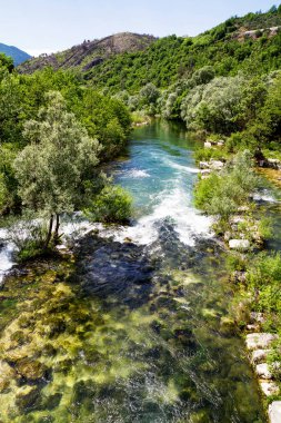 Dağlardaki nehrin güzel manzarası