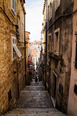 DUBROVNIK, CROATIA - 13 Mayıs 2013 'te Hırvatistan' ın Dubrovnik kentinde popüler dik turist dar sokakları. Dubrovnik, Adriyatik kıyısındaki en önemli turizm beldelerinden biri..