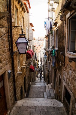 DUBROVNIK, CROATIA - 13 Mayıs 2013 'te Hırvatistan' ın Dubrovnik kentinde popüler dik turist dar sokakları. Dubrovnik, Adriyatik kıyısındaki en önemli turizm beldelerinden biri..