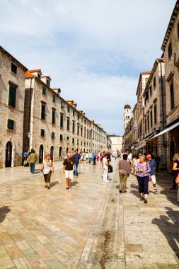 DUBROVNIK, CROATIA - 13 Mayıs 2013 'te Dubrovnik' te Stradun Caddesi boyunca kimliği belirsiz insanlar yürüyor. Hırvatistan. Dubrovnik dünya mirası alanlarından biri ve turistler arasında çok popüler..