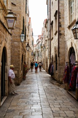 DUBROVNIK, CROATIA - 13 Mayıs 2013 'te Hırvatistan' ın Dubrovnik kentinde popüler dik turist dar sokakları. Dubrovnik, Adriyatik kıyısındaki en önemli turizm beldelerinden biri..