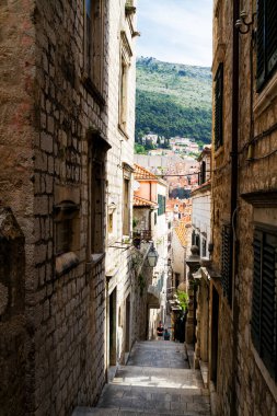 DUBROVNIK, CROATIA - 13 Mayıs 2013 'te Hırvatistan' ın Dubrovnik kentinde popüler dik turist dar sokakları. Dubrovnik, Adriyatik kıyısındaki en önemli turizm beldelerinden biri..