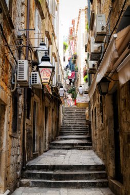 DUBROVNIK, CROATIA - 13 Mayıs 2013 'te Hırvatistan' ın Dubrovnik kentinde popüler dik turist dar sokakları. Dubrovnik, Adriyatik kıyısındaki en önemli turizm beldelerinden biri..