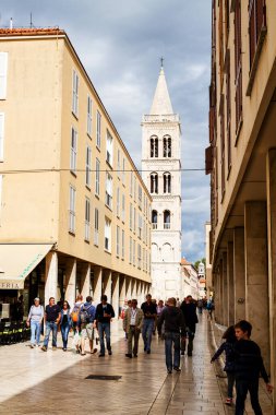 ZADAR, CROATIA - 13 Mayıs 2013 'te Hırvatistan' ın Zadar kentinde insanlar eski kasaba sokaklarında yürüyor. 201311.2 milyon turist, çoğu yaz olmak üzere Hırvatistan 'ı ziyaret etti..