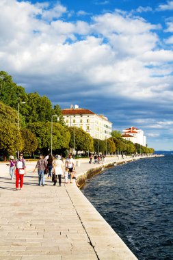 ZADAR, CROATIA - Mayıs 1322: Turistler 13 Mayıs 2013 'te Hırvatistan' ın Zadar kentinde Akdeniz 'in tadını çıkarıyorlar. Hırvatistan 'ı her yıl 10 milyon turist ziyaret ederken, bunların 8,5' u yabancı ziyaretçi (Ulusal İstatistik Bürosu))