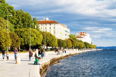 ZADAR, CROATIA - Mayıs 1322: Turistler 13 Mayıs 2013 'te Hırvatistan' ın Zadar kentinde Akdeniz 'in tadını çıkarıyorlar. Hırvatistan 'ı her yıl 10 milyon turist ziyaret ederken, bunların 8,5' u yabancı ziyaretçi (Ulusal İstatistik Bürosu))