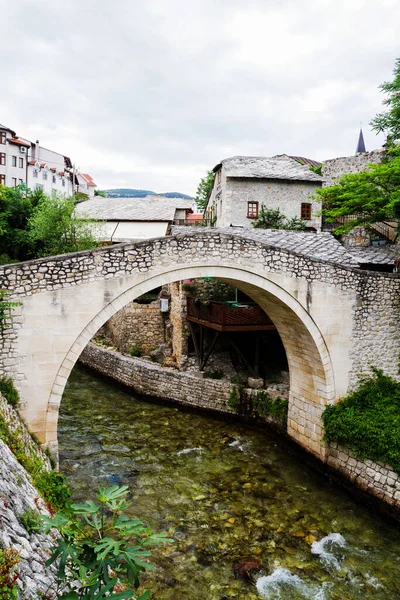 Mostar 'ın eski kasabasında küçük bir köprü