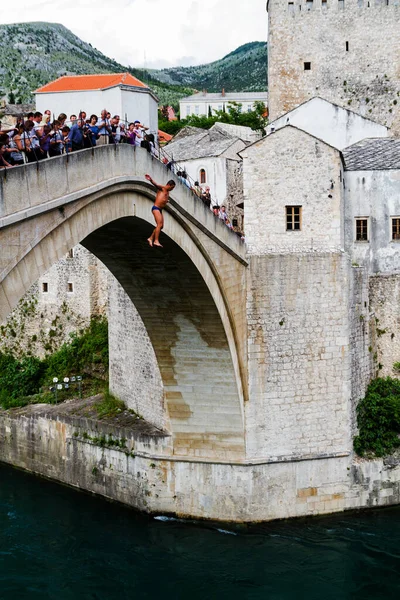 Saltando Homem Ponte — Fotografia de Stock