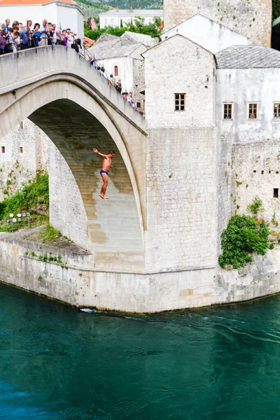 Saltando Homem Ponte — Fotografia de Stock