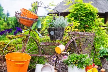 Çiçek sepetleriyle donatılmış eski bir bisikletin modeli.