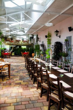 Restoranda masa ayarı.