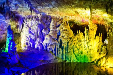 PROMEtheus CAVE, GEORGIA - 18 Haziran 2013: Prometheus mağarası, Gürcistan