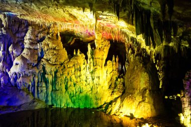 PROMEtheus CAVE, GEORGIA - 18 Haziran 2013: Prometheus mağarası, Gürcistan