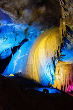 PROMEtheus CAVE, GEORGIA - 18 Haziran 2013: Prometheus mağarası, Gürcistan
