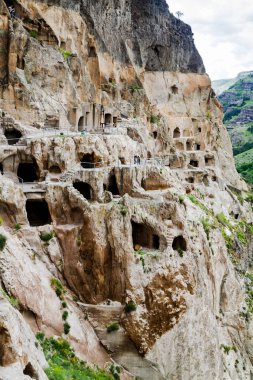 Gürcistan 'daki Vardzia mağara şehir manastırı. Vardzia, 12. yüzyılda Erusheti Dağı 'nda kazıldı ve ülkenin başlıca ilgi alanlarından biridir..