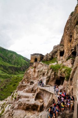 VARDZIA, GEORGIA - 11 Haziran 2013: Gürcistan 'daki Vardzia mağarası şehir-manastırı. Vardzia, 12. yüzyılda Erusheti Dağı 'nda kazıldı ve ülkenin başlıca ilgi alanlarından biridir..