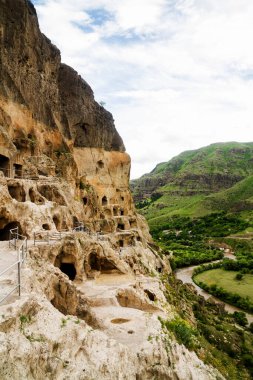 Gürcistan 'daki Vardzia mağara şehir manastırı. Vardzia, 12. yüzyılda Erusheti Dağı 'nda kazıldı ve ülkenin başlıca ilgi alanlarından biridir..