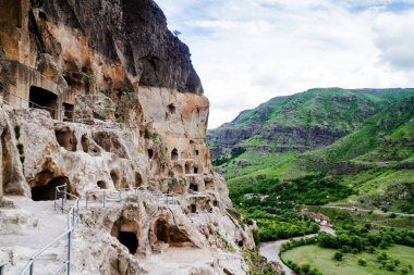 Gürcistan 'daki Vardzia mağara şehir manastırı. Vardzia, 12. yüzyılda Erusheti Dağı 'nda kazıldı ve ülkenin başlıca ilgi alanlarından biridir..