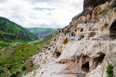 Gürcistan 'daki Vardzia mağara şehir manastırı. Vardzia, 12. yüzyılda Erusheti Dağı 'nda kazıldı ve ülkenin başlıca ilgi alanlarından biridir..