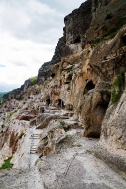 Gürcistan 'daki Vardzia mağara şehir manastırı. Vardzia, 12. yüzyılda Erusheti Dağı 'nda kazıldı ve ülkenin başlıca ilgi alanlarından biridir..